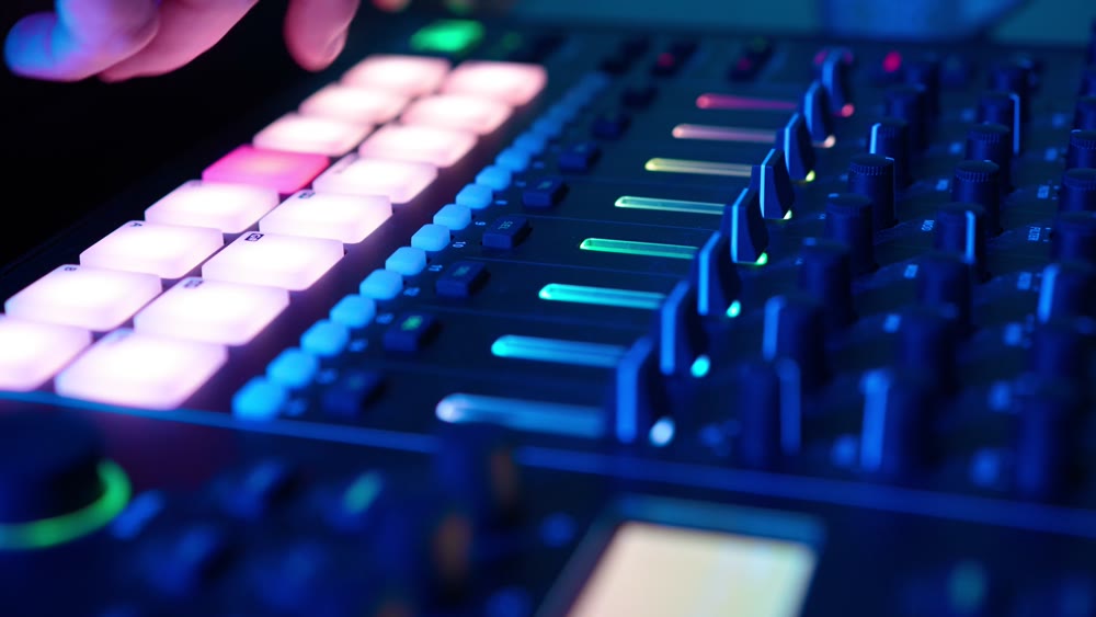 โปรดิวเซอร์สร้างจังหวะด้วยเครื่อง beat sampler